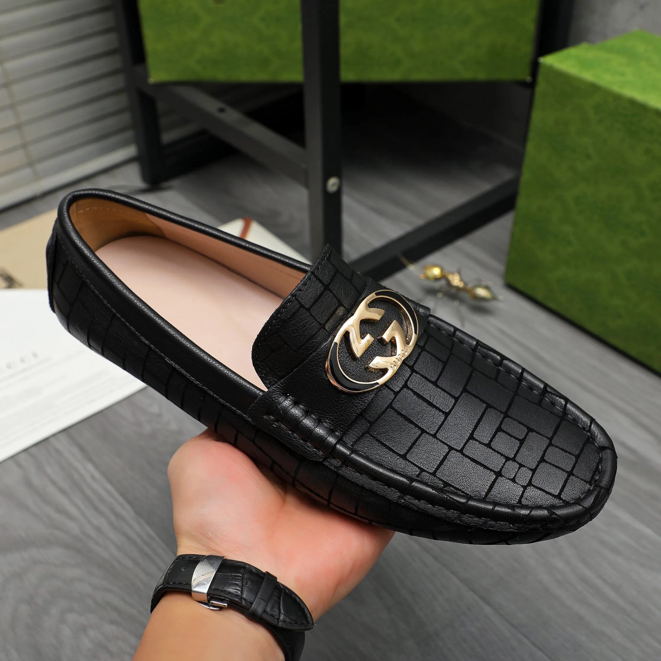 P380 Product trademark: GUCCI "Gucci" casual slip-on men's shoes Regular size: 38-45 Product material: Selected embossed stone grain cowhide upper, sheepskin lining, rubber outsole